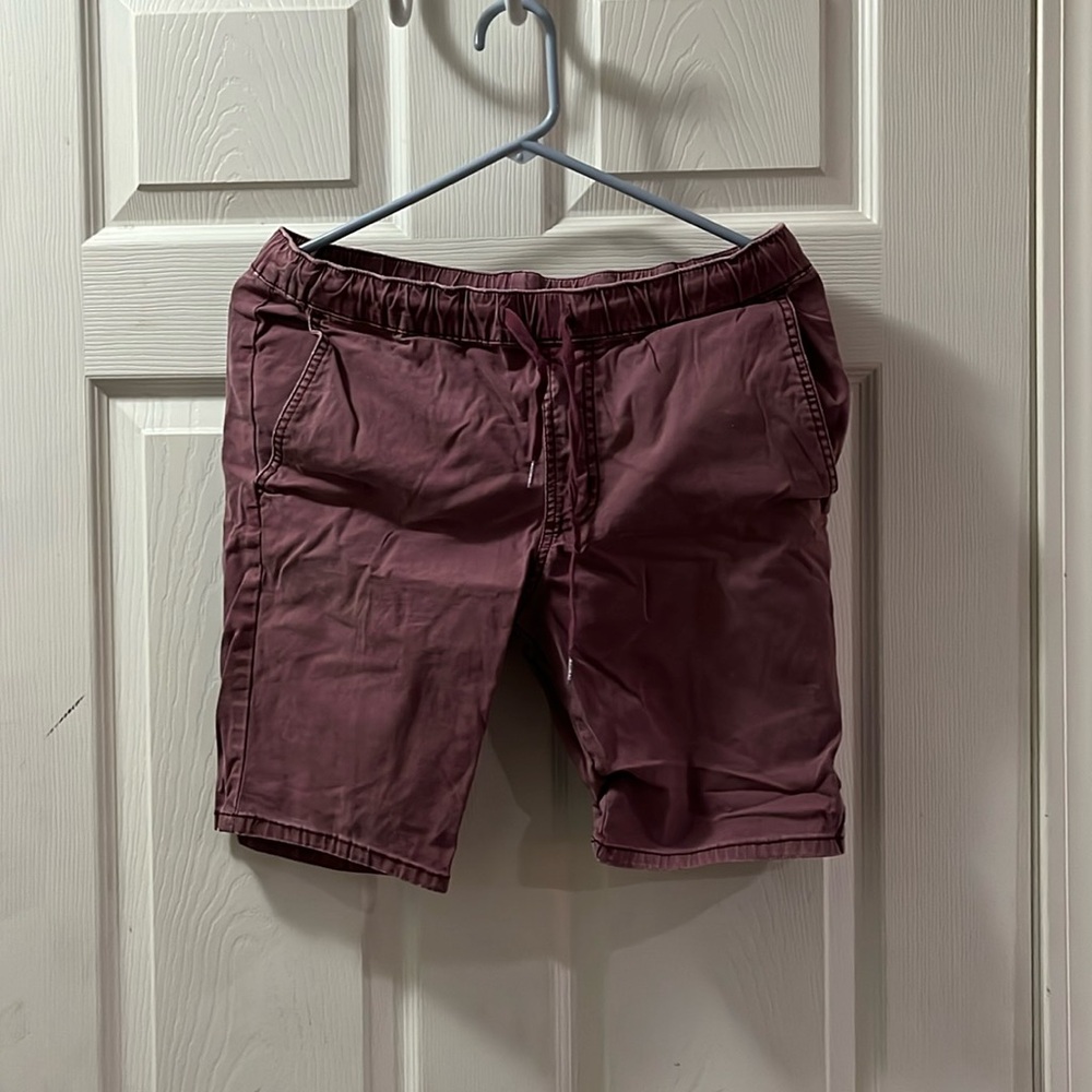 Maroon men’s shorts